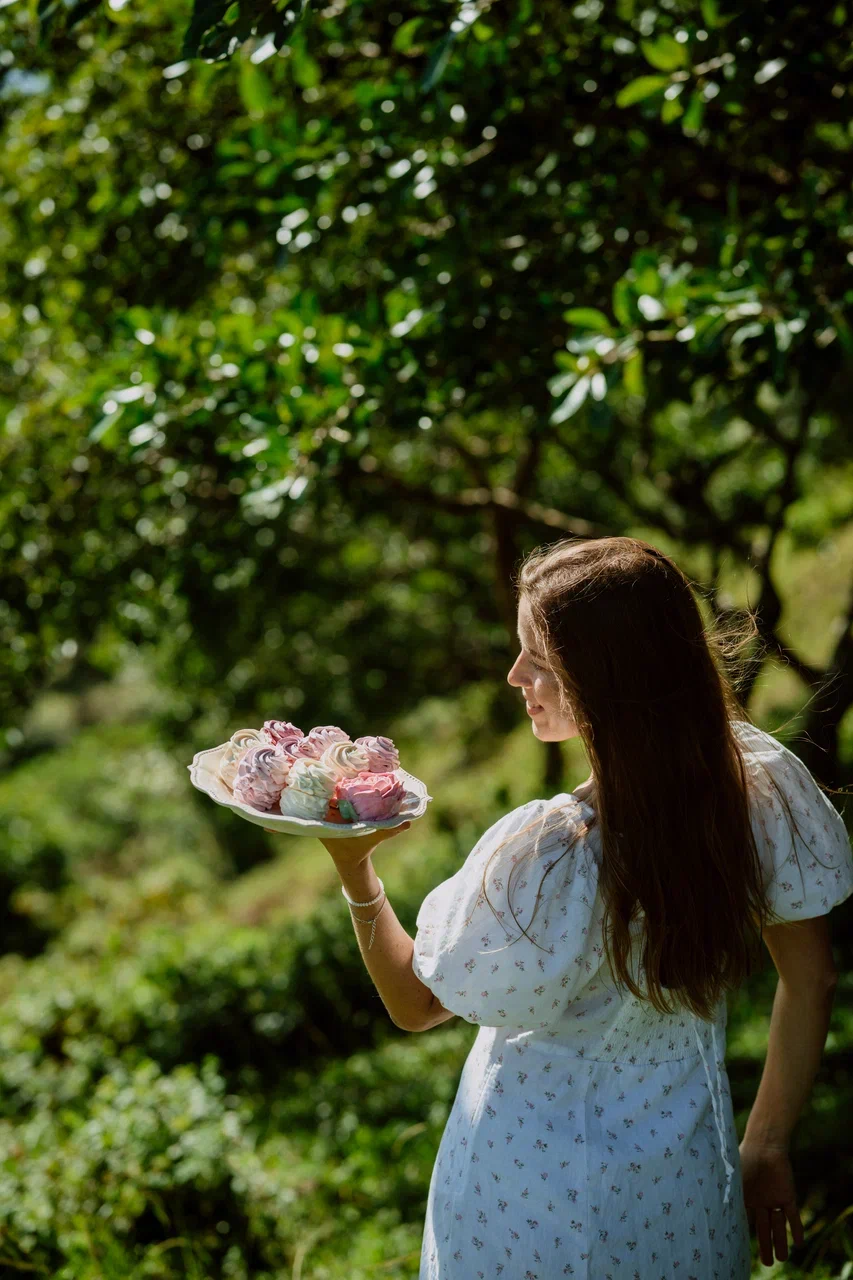 María, de Maripostres, con un plato de zefir artesanal